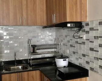Affordable, friendly, central location, close to malls, Free parking. Furnished! - Cagayan de Oro - Kitchen
