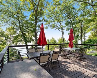 Lakefront Bluff Cabin | Tram to Water | Hot Tub | Stunning Gull Lake Views - Nisswa - Balcón