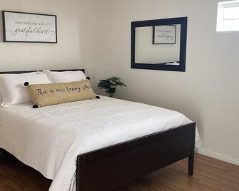 Private Studio with private entrance includes driveway parking space. - Tulare - Bedroom