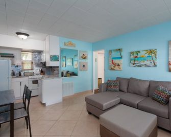 Tropic Terrace Suite #8 - Beachfront Resort - Treasure Island