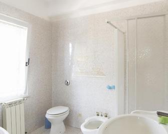 Vacationers Refuge - Anzio - Bathroom
