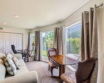 Mt View 3 Level Romantic Getaway Suite- North Bend - North Bend - Living room
