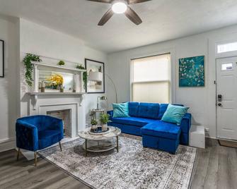 Shadyside Lodge - Cozy 2 Bedroom Getaway - ピッツバーグ - リビングルーム