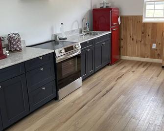 4 season fun & spectacular views, right out the front door. - Strasburg - Kitchen