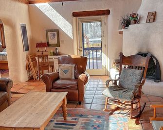 Casa Sofia: Taos Ski Getaway Getaway - Arroyo Seco - Living room