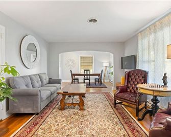 Cozy 2bd/1bth +80' TV Movie Room - Greensboro - Sala de estar