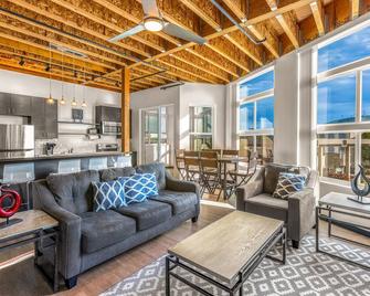 Admiral Condo #201 - Bremerton - Вітальня