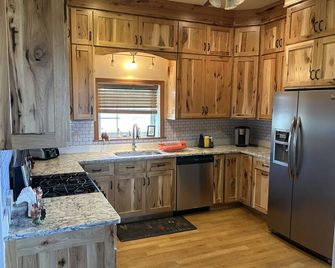 Amish Country farm in Volant, Pennsylvania - New Wilmington - Kitchen