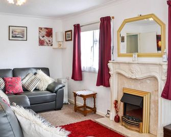 Enjoy Your Stay Cottage - Bridlington - Living room