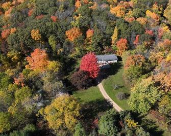 A Cozy Cottage Hideaway in the Beautiful Baraboo Bluffs - Baraboo - Вигляд зовні