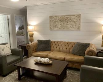 Wow! 3br Stylish Retreat Steps From Uwg, Tanner & Southwire / Close To Atlanta - Carrollton