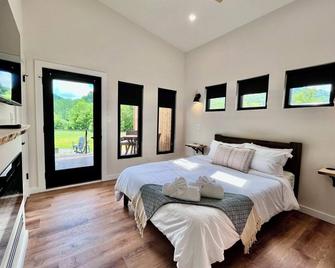 Hiker's Haven | Hot Tub | Wi-Fi | Private River | - Stanton - Bedroom