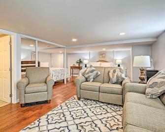 Old Orchard Beach Home with Patio Walk to Beach - Old Orchard Beach - Living room