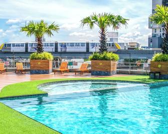 The Bazaar Hotel Bangkok - בנגקוק - בריכה