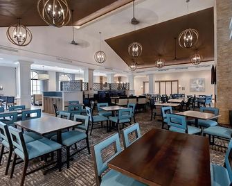 Stay, Relax, and Explore! 2 Spacious Units, Free Breakfast, Full Kitchen, Pool! - Winter Garden - Restaurant