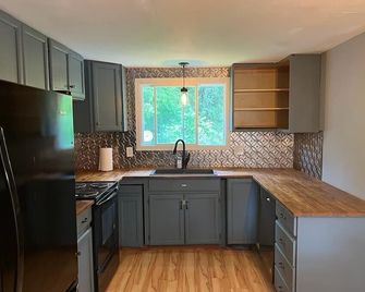 Welcome to Blueberry Cottage, a peaceful Oasis - Carleton Place - Kitchen