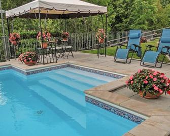 Very private detached cottage with private solar-heated pool - Corfino - Piscina