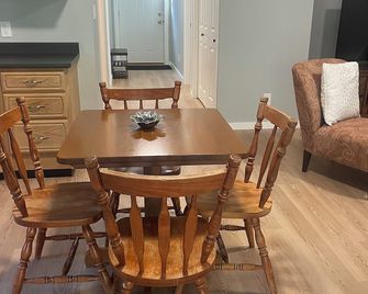 Quiet getaway in the forest close to beach/lakes/Mt Washington and great food. - Qualicum Beach - Dining room