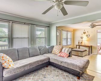 Charming Shallotte Home about 4 Mi to Ocean Isle Beach - Shallotte - Living room