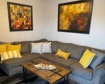 Brooklynn's Bay, Elegant Lakefront Condo Retreat - Hot Springs - Sala de estar