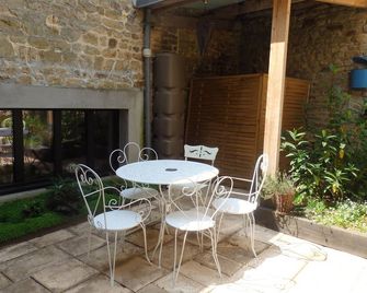 Le patio d'Helxine, town house with patio, shops, 15 minutes from the coast - La Haye-Pesnel - Patio