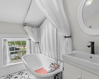Historic Charm with Modern Amenities - Marion - Bathroom