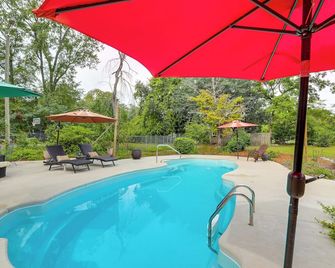 Backyard Oasis With Pool Sunny Sumter St - Sumter - Pool