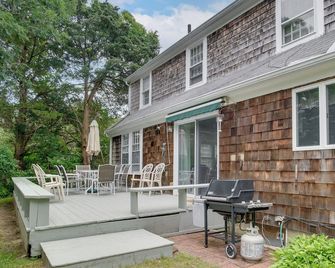 1 Mi to Marina: Hyannis Home w/ Furnished Deck - Hyannis - Patio