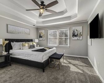 Atlanta 9 private Bedrooms with 4k TVs, 13 Beds, Master on Main Floor 4000 sq ft - Conyers - Bedroom