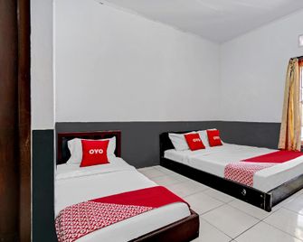 OYO 90405 Penginapan Sasti Kuninganneartaman Cirendang - Cirebon - Ložnice