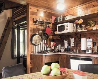 Mackinaw Timbers Cabins - Cadillac - Kuchyň