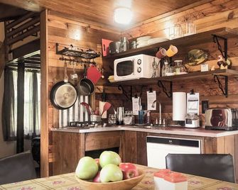 Mackinaw Timbers Cabins - Cadillac - Küche