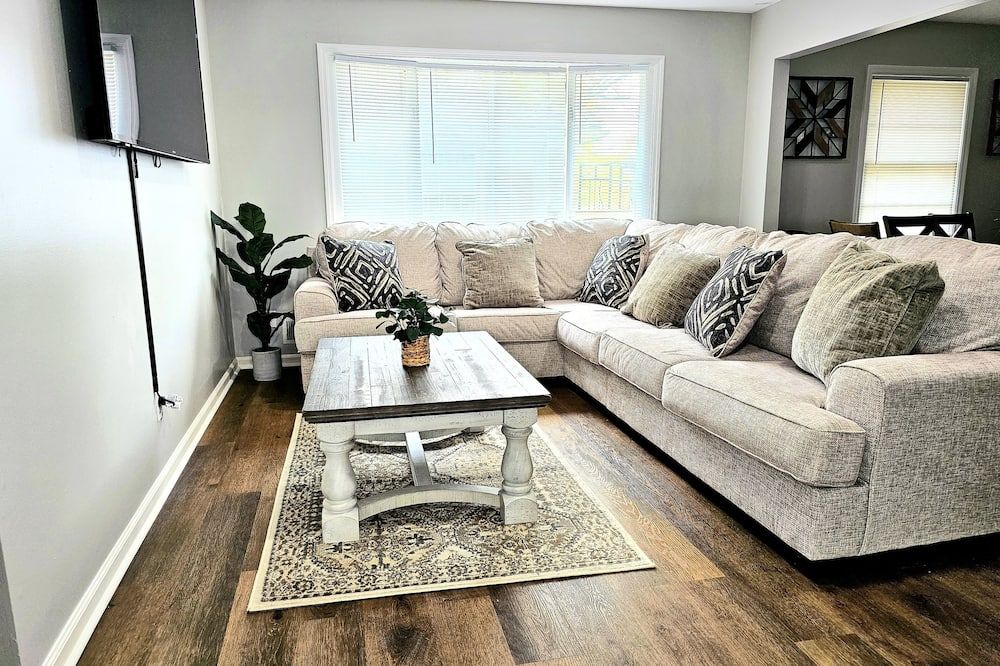 Luxury 4 Bed Room Near Stadium - קנזס סיטי - סלון