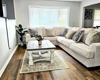 Luxury 4 Bed Room Near Stadium - Kansas City - Phòng khách