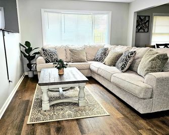 Luxury 4 Bed Room Near Stadium - Kansas City - Huiskamer