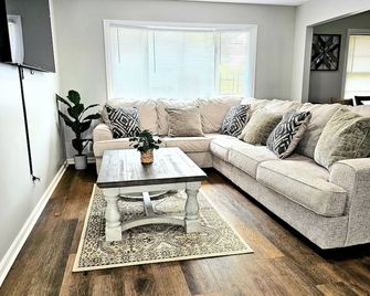 Luxury 4 Bed Room Near Stadium - קנזס סיטי - סלון