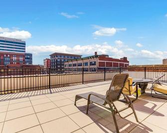 Chic 1br Parking, Rooftop, Near Arrowhd & Tmobile - Kansas City - Balcony