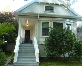 Cottage Studio - Sacramento - Building