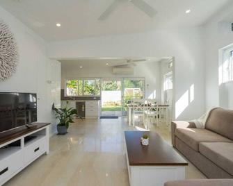 Guest House In Central Palm Beach - Palm Beach - Living room