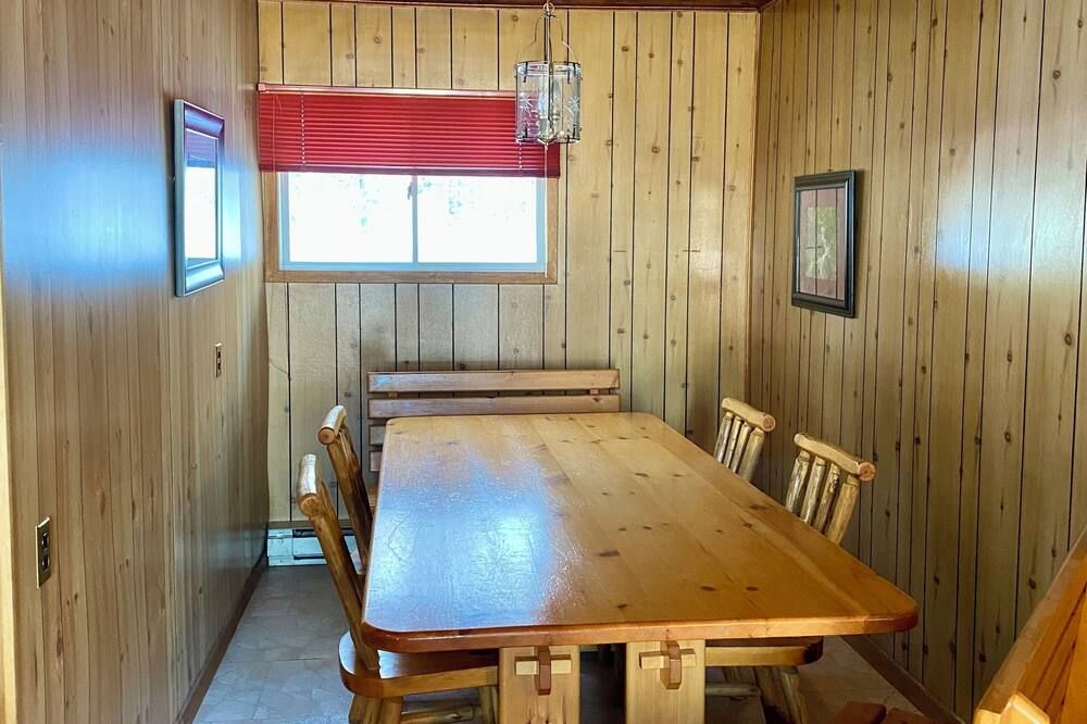 Private beachfront cottage on Manitoulin Island @Islandtime Cottage Rentals - Little Current - Dining room