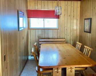 Private beachfront cottage on Manitoulin Island @Islandtime Cottage Rentals - Little Current - Dining room