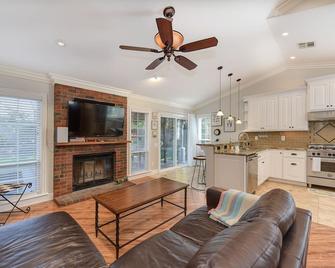Modern private 3 bed/ 2 bath home close to freeway/ shopping/ dining - Antelope - Sala de estar