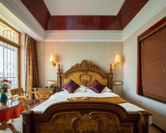 Golden Zone Hotel - Xishuangbanna - Bedroom