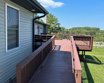 Sleeps up to 14 people, 5 minutes from downtown, handicap accessible. - La Crosse - Balcony