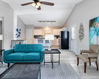 Comfortable South Asheville Townhome W/ Hot Tub - Arden - Living room