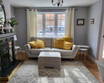 Pebble Cottage - Worthing - Living room