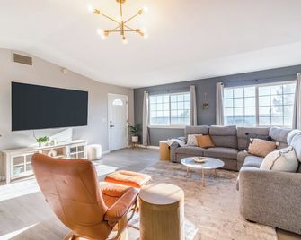 Yosemite Farmhouse w/ Cozy Sunset Views, Private Hot Tub, Fire Pit, and BBQ - Coarsegold - Living room