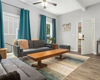 Recently Renovated Chic Durham Farmhouse - Durham - Living room
