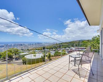 4 Mi to Beaches: Honolulu Hideaway w/ Views! - Honolulu - Balcón