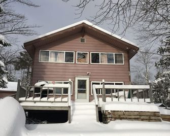 Family Relaxation exists here! On the beach, dock, swim, bonfires, gas fireplace - Au Train - Building